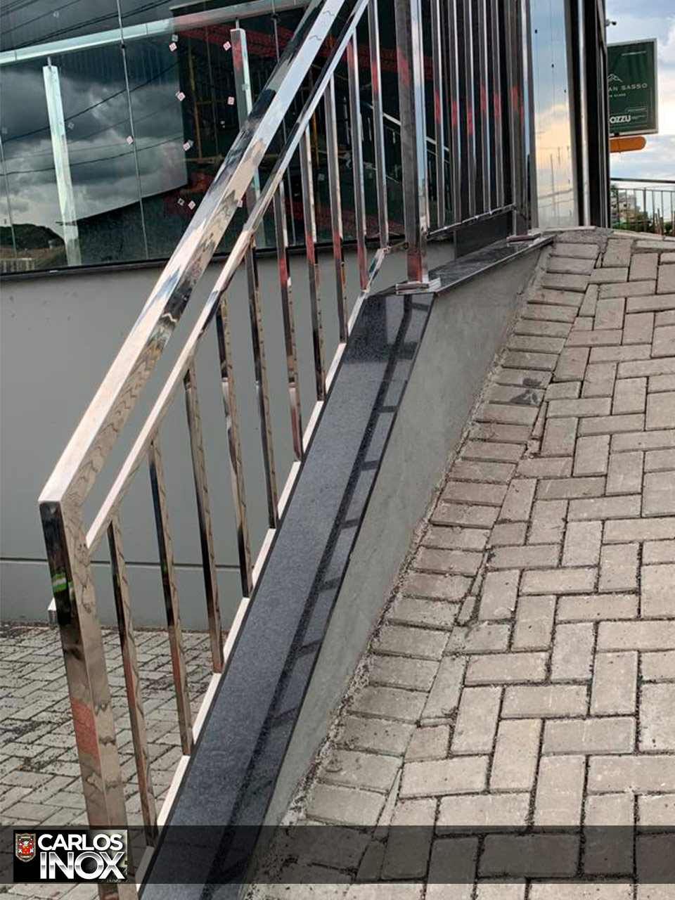 Guarda-corpo em rampa externa